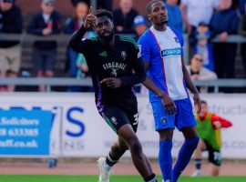Hakeeb Adelakun scores for Salford City vs Carlisle